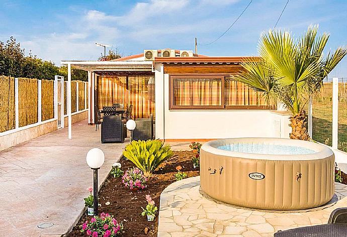 Outdoor area with sunbeds and Jacuzzi . - Villino Dune Tre . (Galería de imágenes) }}