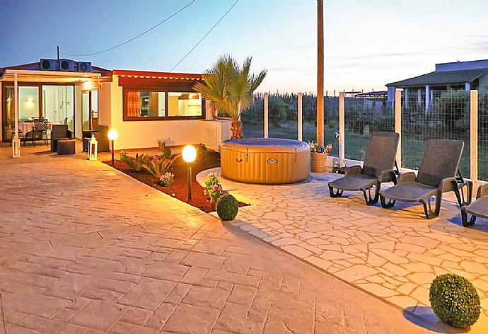 Outdoor area with sunbeds and Jacuzzi . - Villino Dune Tre . (Galería de imágenes) }}