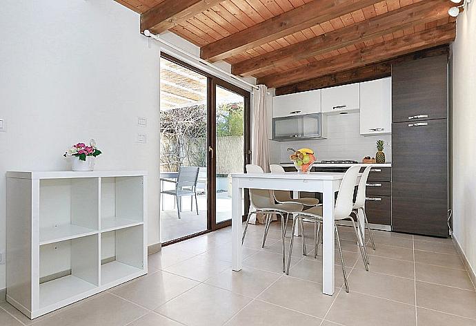 Equipped kitchen and open plan dining area . - Villino Dune Due . (Fotogalerie) }}