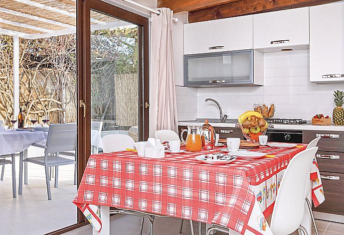 Equipped kitchen with dining area . - Villino Dune Due . (Fotogalerie) }}