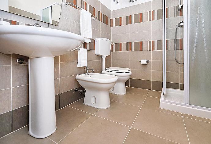 Family bathroom with shower. W/C. . - Villino Dune Due . (Fotogalerie) }}