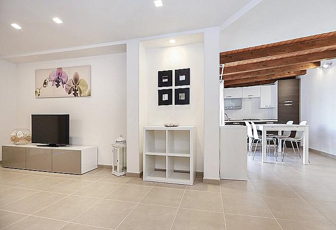 Open-plan living room with WiFi Internet, Satellite TV and dining area. . - Villino Dune Due . (Fotogalerie) }}