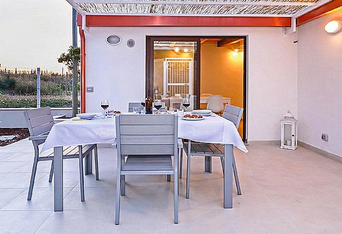 Outdoor sheltered patio . - Villino Dune Due . (Fotogalerie) }}