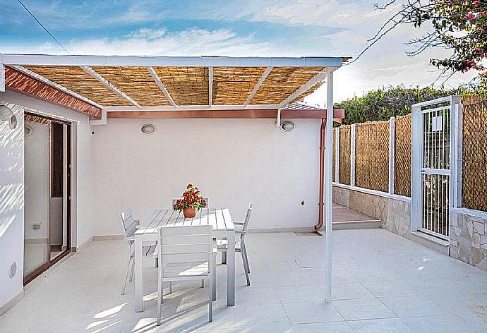 Outdoor sheltered patio . - Villino Dune Due . (Fotogalerie) }}