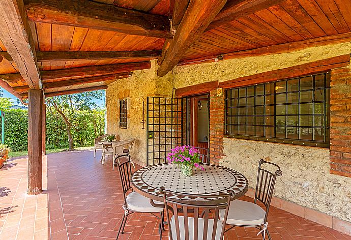 Sheltered terrace area . - Villa Casale Terra Farfa . (Photo Gallery) }}