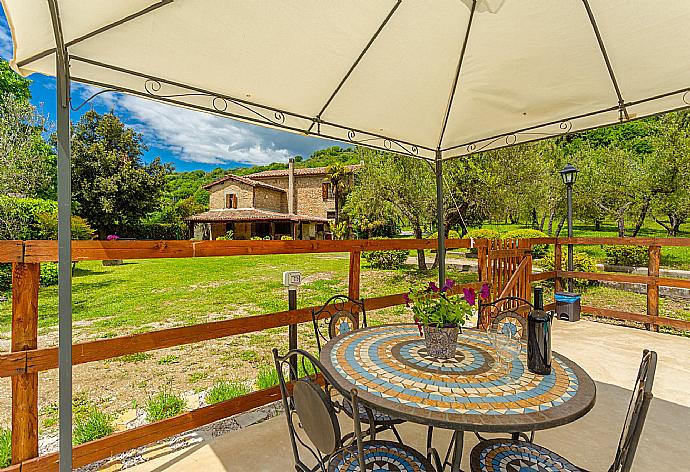 Outdoor terrace perfect for alfresco gathering . - Villa Casale Terra Farfa . (Photo Gallery) }}