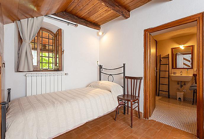Twin bedroom . - Villa Casale Terra Farfa . (Photo Gallery) }}