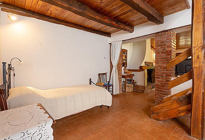 Twin bedroom . - Villa Casale Terra Farfa . (Photo Gallery) }}