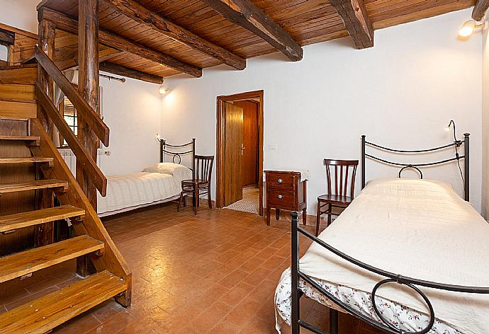 Twin bedroom . - Villa Casale Terra Farfa . (Photo Gallery) }}