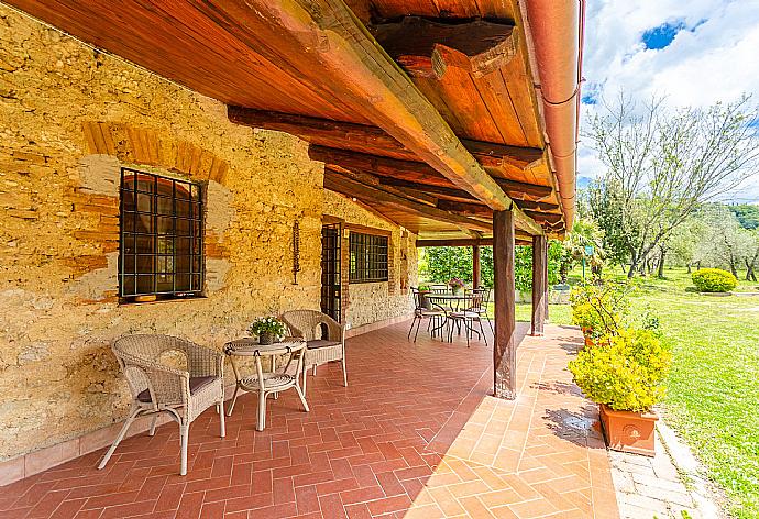 Sheltered terrace . - Villa Casale Terra Farfa . (Photo Gallery) }}