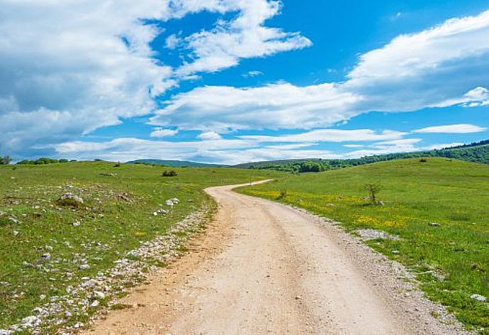 The extended plateau of Rascino lake, over a thousand meters high, in the mountains between Lazio and Abruzzo region, province of Rieti, with spring flowering . - Villa Casale Terra Farfa . (Photo Gallery) }}