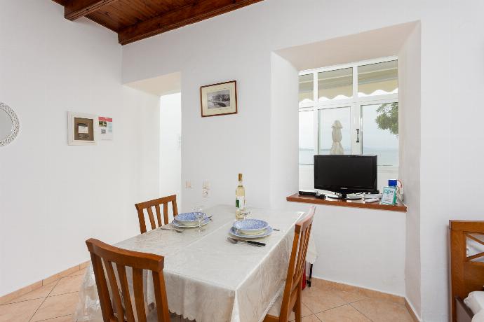 Living room with dining area, two single beds, A/C, WiFi internet, satellite TV, and sea views . - Dinos . (Γκαλερί Φωτογραφιών) }}