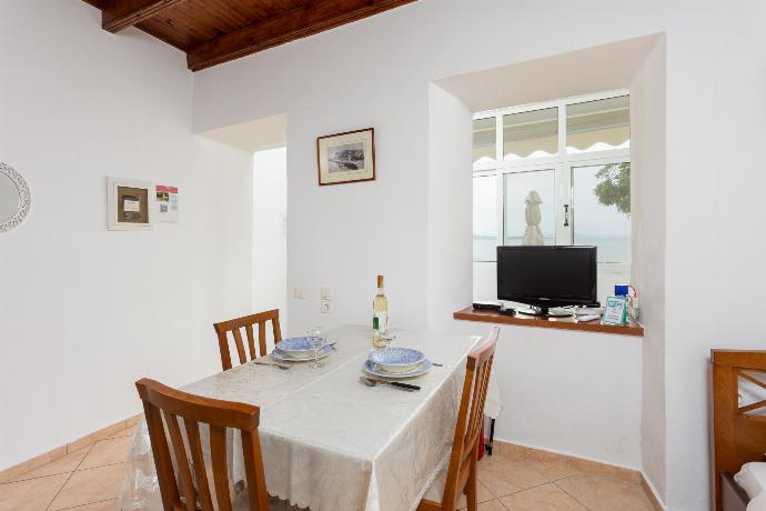 Living room with dining area, two single beds, A/C, WiFi internet, satellite TV, and sea views . - Dinos . (Fotogalerie) }}