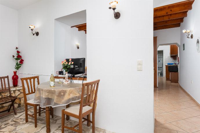 Living room with dining area, two single beds, A/C, WiFi internet, satellite TV, and sea views . - Dinos . (Γκαλερί Φωτογραφιών) }}