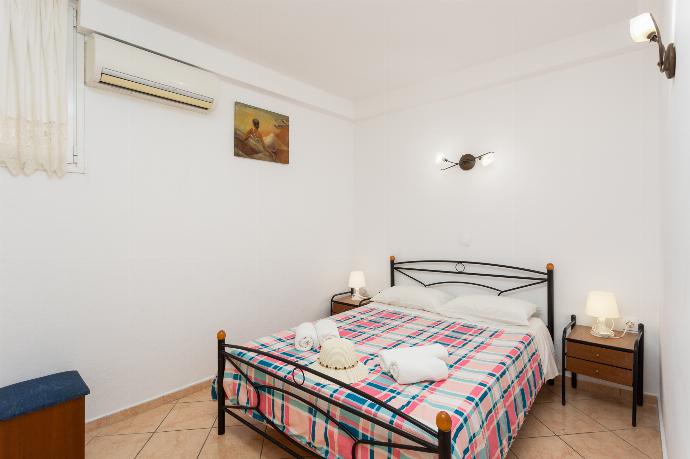 Double bedroom with A/C . - Dinos . (Γκαλερί Φωτογραφιών) }}