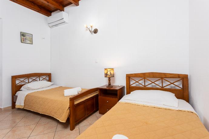 Living room with dining area, two single beds, A/C, WiFi internet, satellite TV, and sea views . - Dinos . (Γκαλερί Φωτογραφιών) }}