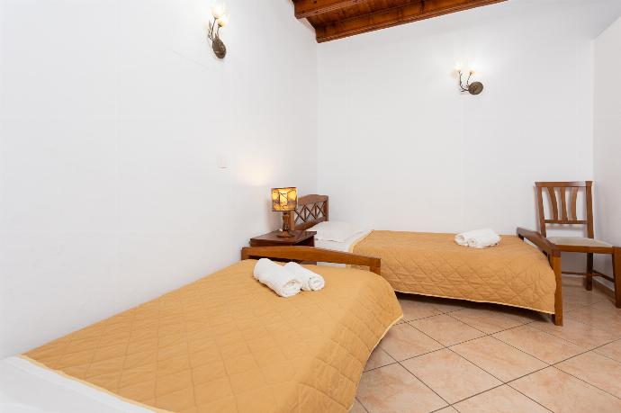 Living room with dining area, two single beds, A/C, WiFi internet, satellite TV, and sea views . - Dinos . (Γκαλερί Φωτογραφιών) }}