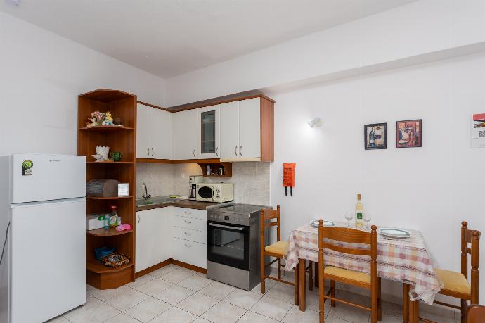 Open-plan living room with dining area, kitchen, two single beds, A/C, WiFi internet, and satellite TV . - Fotini . (Fotogalerie) }}