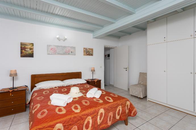 Double bedroom with A/C, sea views, and balcony access . - Fotini . (Fotogalerie) }}