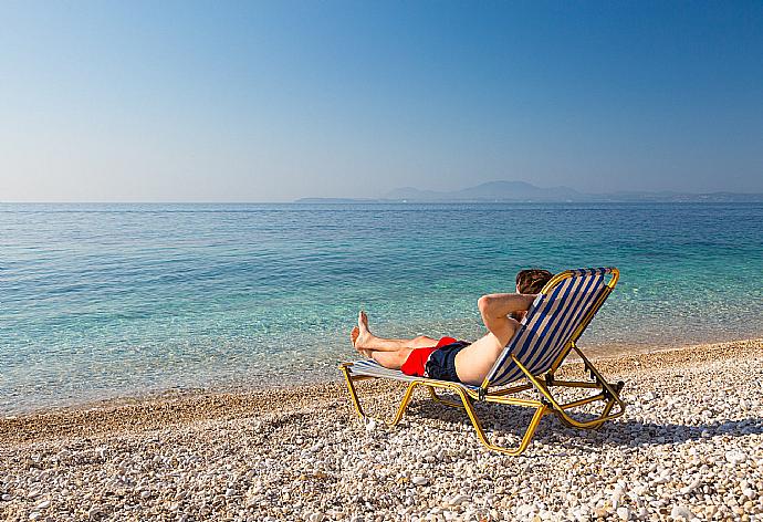 Kick back on Kaminaki beach just metres from Fotini . - Fotini . (Galerie de photos) }}