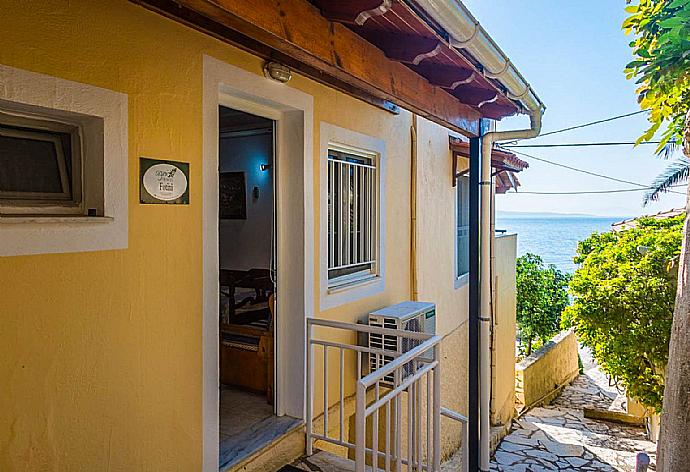 Entrance to Fotini showing path down to beach . - Fotini . (Galerie de photos) }}