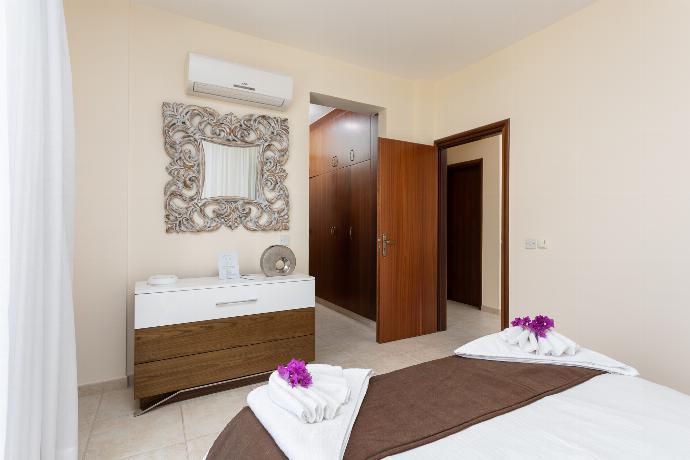 Double bedroom with en suite bathroom, A/C, and balcony access  . - Villa Galina . (Galería de imágenes) }}