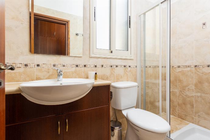 En suite bathroom with shower . - Villa Galina . (Galería de imágenes) }}