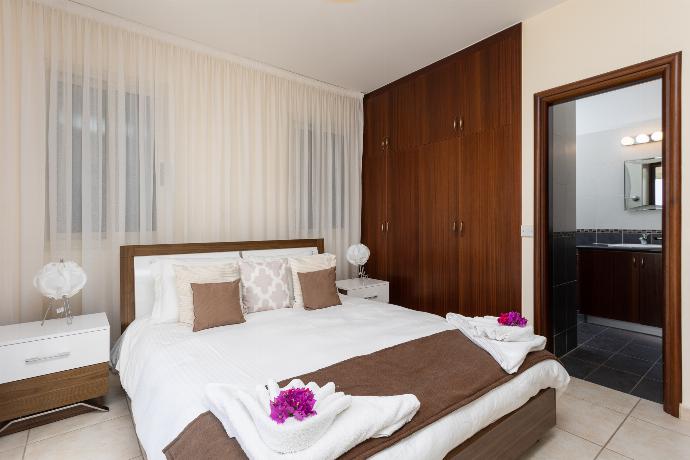 Double bedroom with en suite bathroom, A/C, sea views, and balcony access . - Villa Galina . (Galería de imágenes) }}
