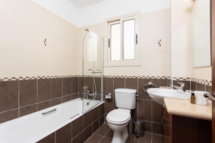 Family bathroom with bath and shower . - Villa Galina . (Fotogalerie) }}