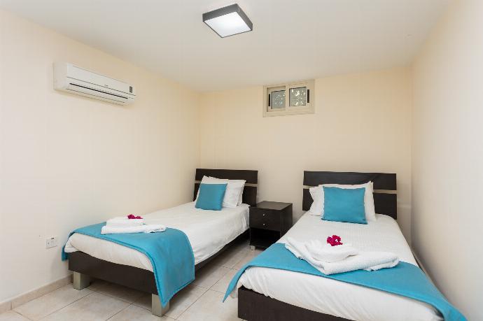 Twin bedroom with A/C . - Villa Galina . (Photo Gallery) }}