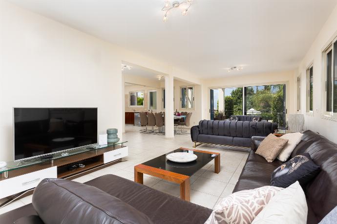 Open-plan living room with sofas, dining area, kitchen, WiFi internet, and satellite TV . - Villa Galina . (Galería de imágenes) }}