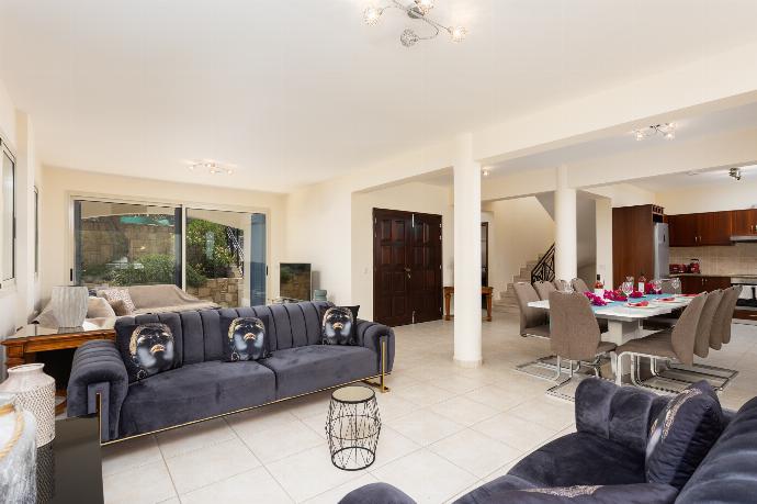 Open-plan living room with sofas, dining area, kitchen, WiFi internet, and satellite TV . - Villa Galina . (Galleria fotografica) }}