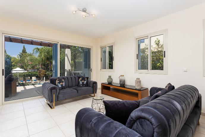 Open-plan living room with sofas, dining area, kitchen, WiFi internet, and satellite TV . - Villa Galina . (Galería de imágenes) }}