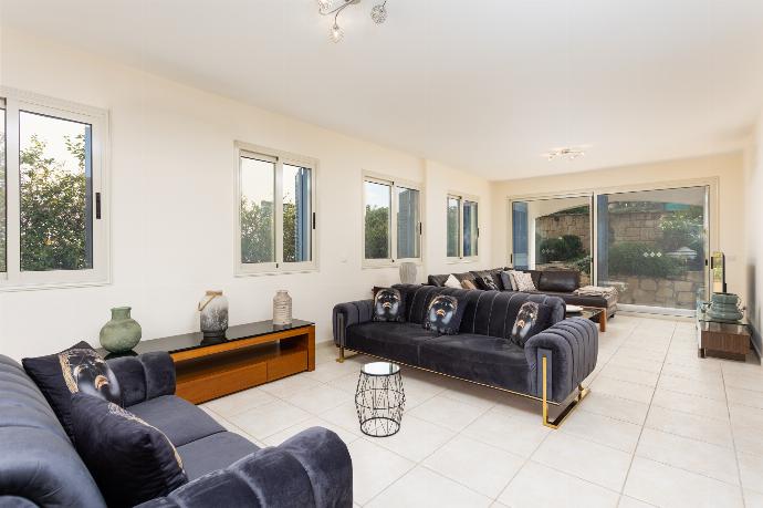 Open-plan living room with sofas, dining area, kitchen, WiFi internet, and satellite TV . - Villa Galina . (Galleria fotografica) }}