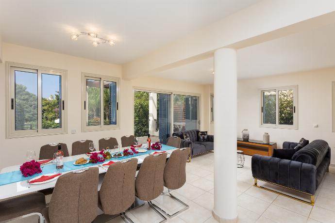 Open-plan living room with sofas, dining area, kitchen, WiFi internet, and satellite TV . - Villa Galina . (Galleria fotografica) }}