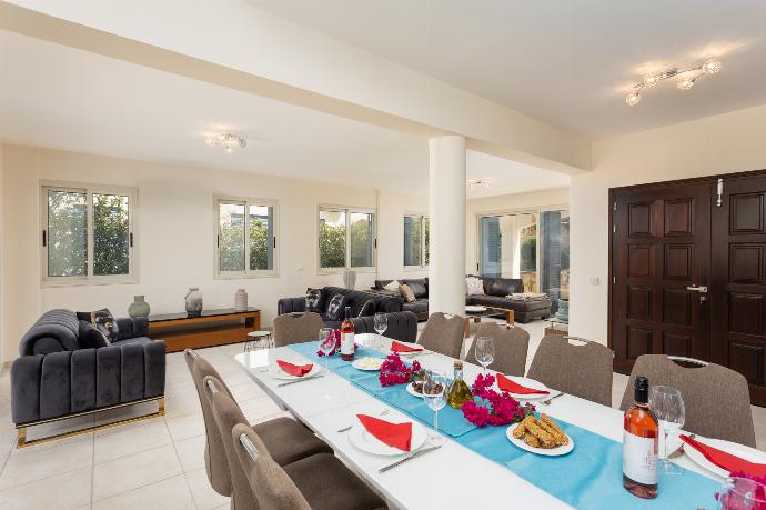 Open-plan living room with sofas, dining area, kitchen, WiFi internet, and satellite TV . - Villa Galina . (Fotogalerie) }}