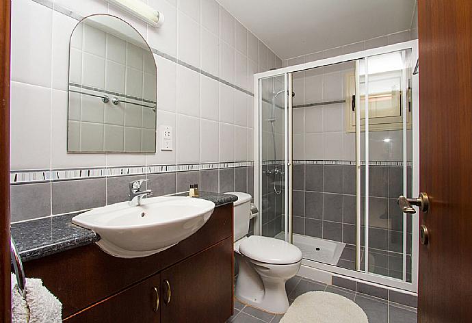 Family bathroom with shower . - Villa Galina . (Fotogalerie) }}