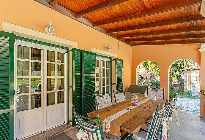 Sheltered terrace area . - Villa Durrell . (Galería de imágenes) }}