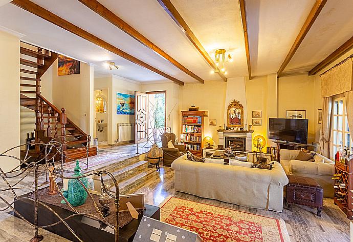 Open-plan living room with sofas, dining areas, kitchen, ornamental fireplace, WiFi internet, satellite TV, DVD player, A/C, and pool terrace access . - Villa Durrell . (Fotogalerie) }}