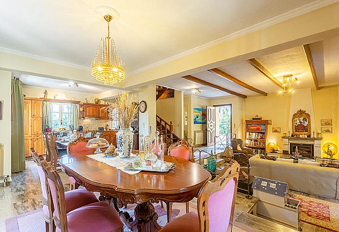 Open-plan living room with sofas, dining areas, kitchen, ornamental fireplace, WiFi internet, satellite TV, DVD player, A/C, and pool terrace access . - Villa Durrell . (Fotogalerie) }}