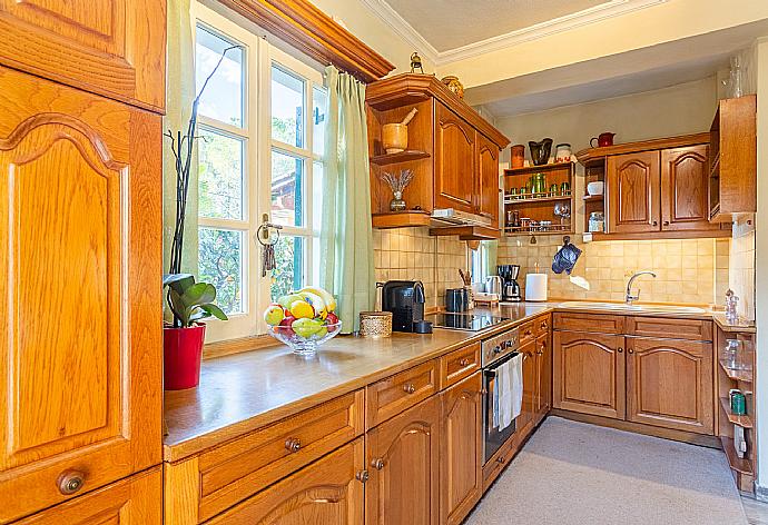 Equipped kitchen . - Villa Durrell . (Galerie de photos) }}