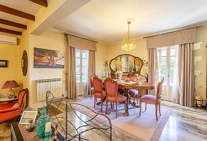 Open-plan living room with sofas, dining areas, kitchen, ornamental fireplace, WiFi internet, satellite TV, DVD player, A/C, and pool terrace access . - Villa Durrell . (Galleria fotografica) }}