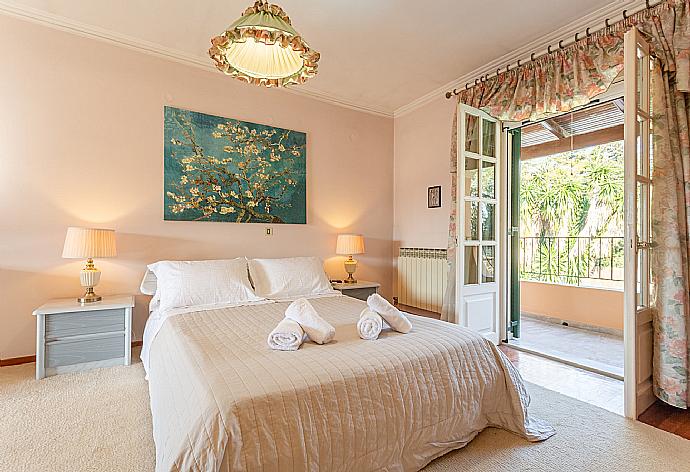 Double bedroom with en suite bathroom, A/C, and dual balcony access . - Villa Durrell . (Galleria fotografica) }}