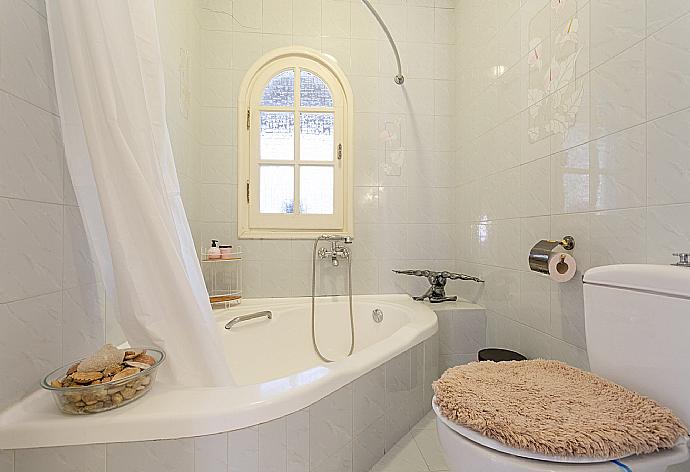 En suite bathroom with shower and bath . - Villa Durrell . (Galerie de photos) }}