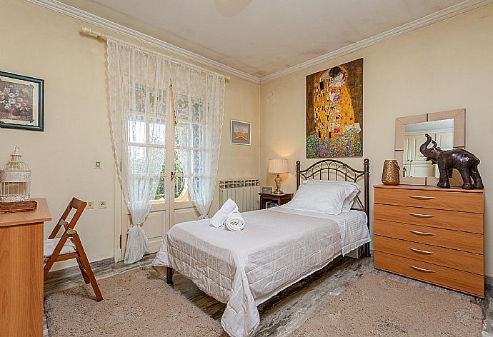 Single bedroom with A/C . - Villa Durrell . (Galerie de photos) }}