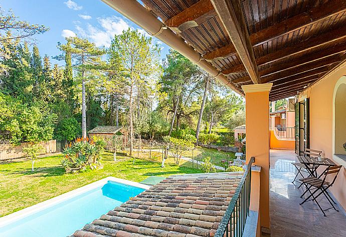 Balcony with pool views . - Villa Durrell . (Galería de imágenes) }}