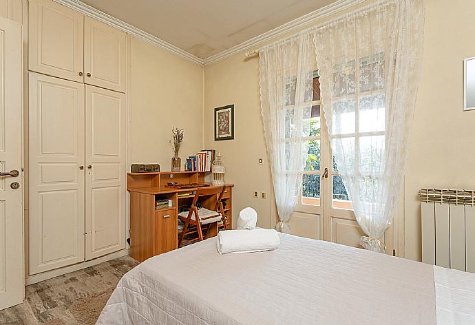 Single bedroom with A/C . - Villa Durrell . (Galerie de photos) }}