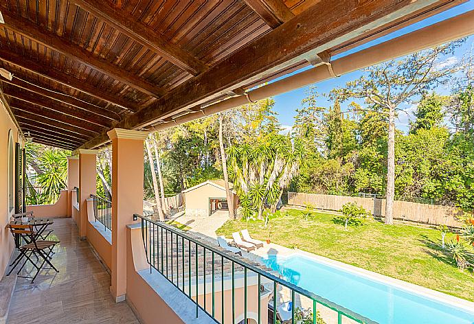 Balcony with pool views . - Villa Durrell . (Fotogalerie) }}