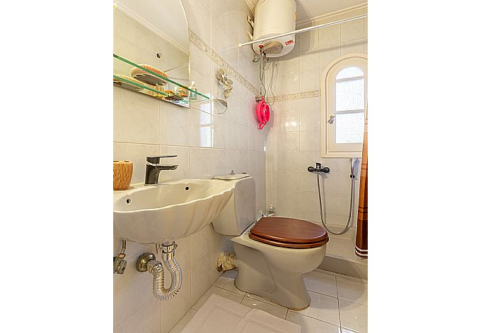 Family bathroom with shower . - Villa Durrell . (Fotogalerie) }}