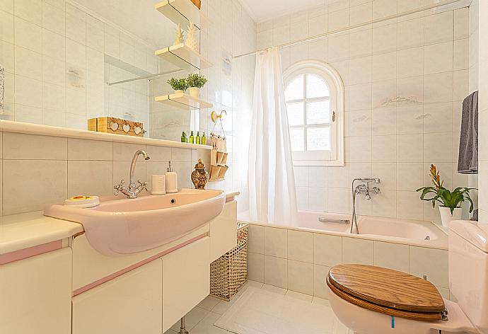 Family bathroom with bath and shower . - Villa Durrell . (Галерея фотографий) }}